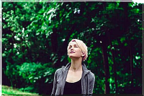 A woman who meditates while standing.