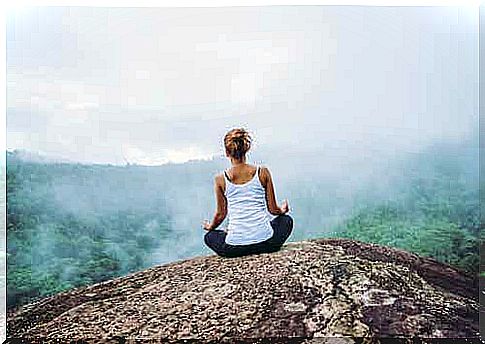 A woman who meditates in the mountains.