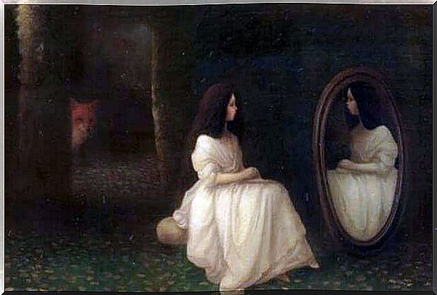 Mujer mirándose al espejo